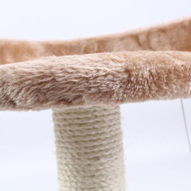 chat jouant arbre à gratter